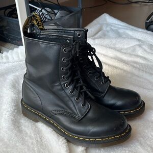 Dr. Martens womens Black Leather Lace-Up Airwair Boots women’s size 9 11821
